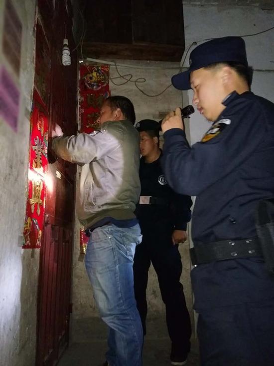 北盘江镇粗心妈妈误将幼女锁家中 